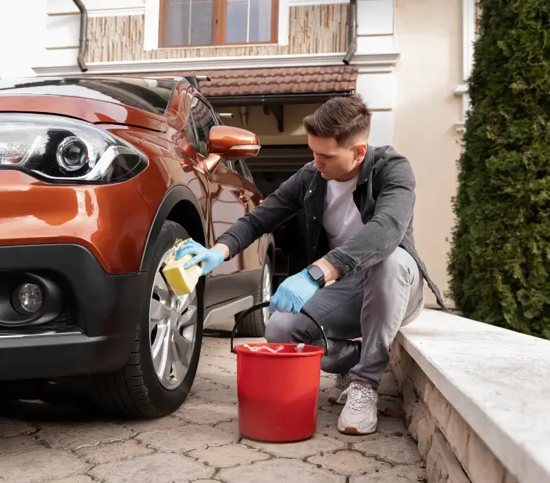 Lavage auto à domicile Gourdièges : professionnel intervenant sur un véhicule